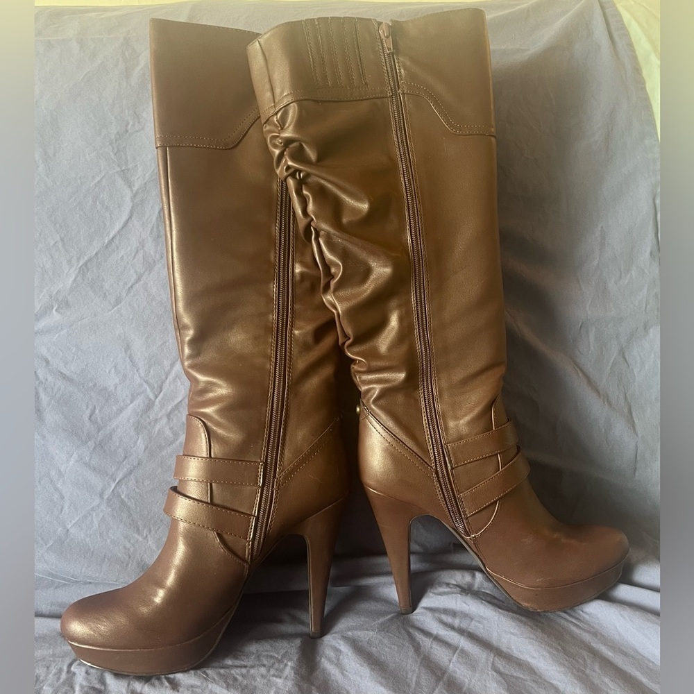 Guess Platform Boots - Picture 2 of 4